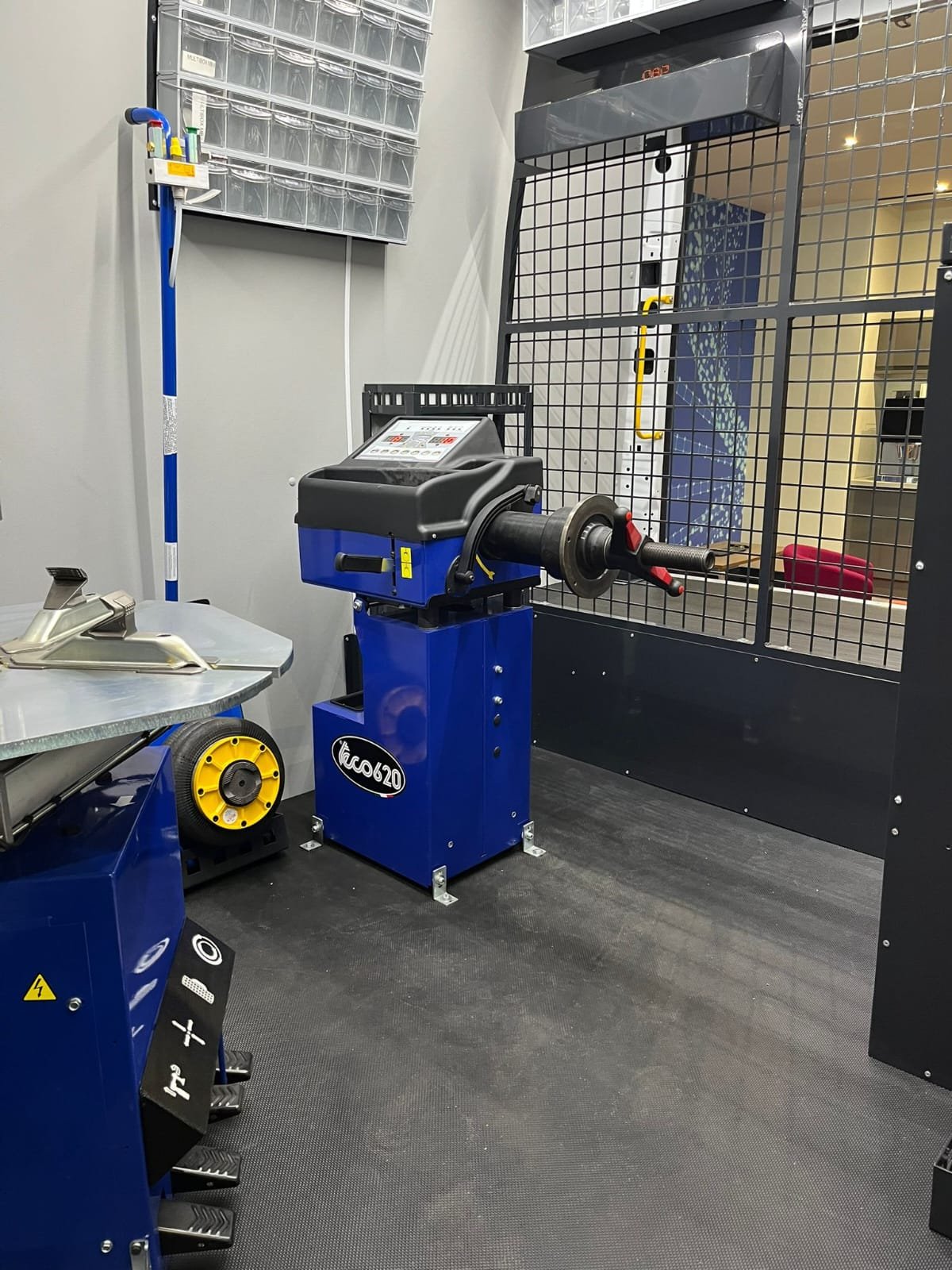 mobile wheel balancer